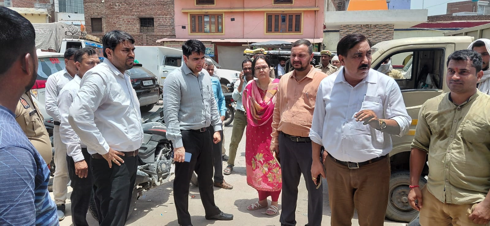नालों में गंदगी पर डीएम सख्त, ईओ को सफाई व्यवस्था सुधारने व फुटपाथ पर निर्माण सामग्री रखने वालों को नोटिस जारी कर कार्यवाही करने के निर्देश