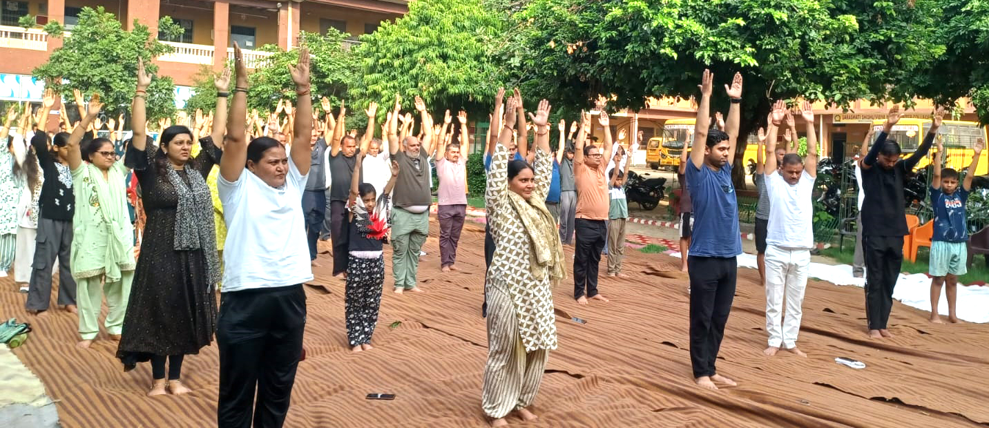 अंतर्राष्ट्रीय योग दिवस पर सरस्वती विद्या मंदिर इंटर कॉलेज में हुआ भव्य योग कार्यक्रम