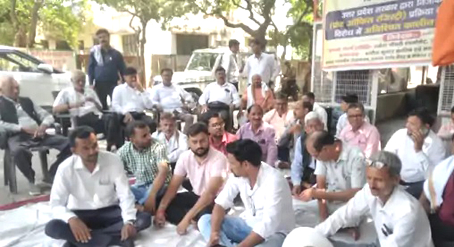 तहसील सदर में फ्रंट ऑफिस व्यवस्था के विरोध में अनिश्चितकालीन हड़ताल जारी