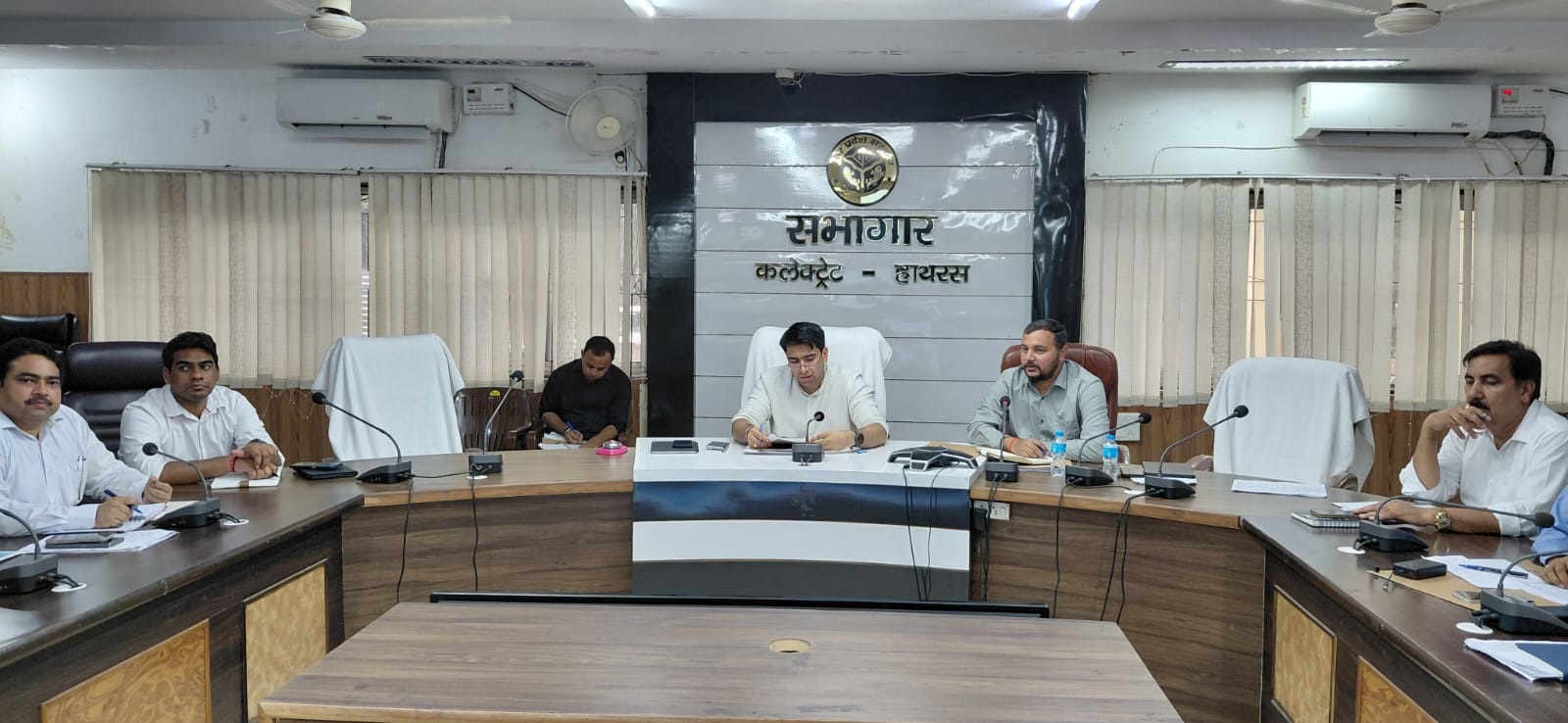 जिलाधिकारी ने लम्बित राजस्व प्रकरणों के गुणवत्तापूर्ण एवं समयबद्ध निस्तारण के दिए निर्देश