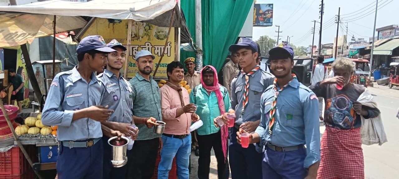 भीषण गर्मी में स्काउट्स ने लगाया शरबत प्याऊ शिविर, राहगीरों को मिली राहत