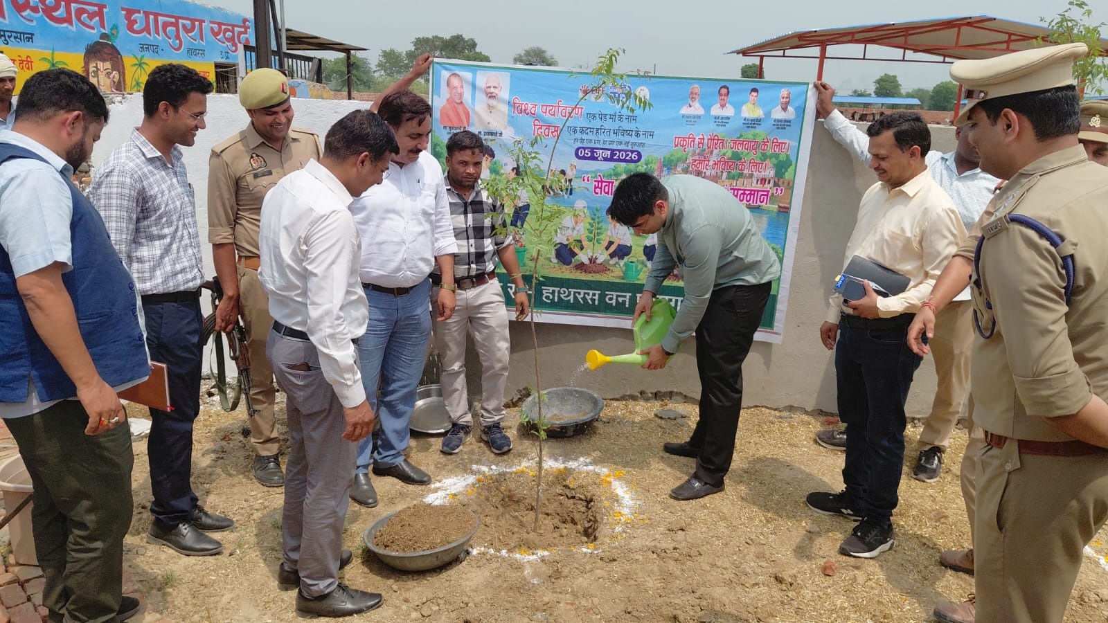 विश्व पर्यावरण दिवस पर डीएम ने किया पौधरोपण, दिया पर्यावरण संरक्षण का संदेश