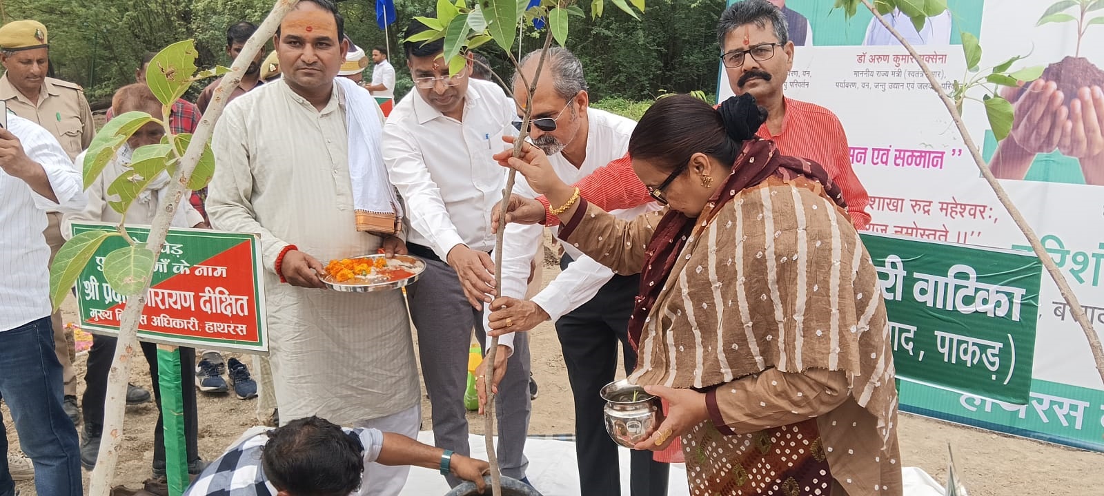 “एक पेड़ माँ के नाम” अभियान के तहत हाथरस में हुआ वृहद वृक्षारोपण, जनप्रतिनिधियों ने दिया पर्यावरण संरक्षण का संदेश’