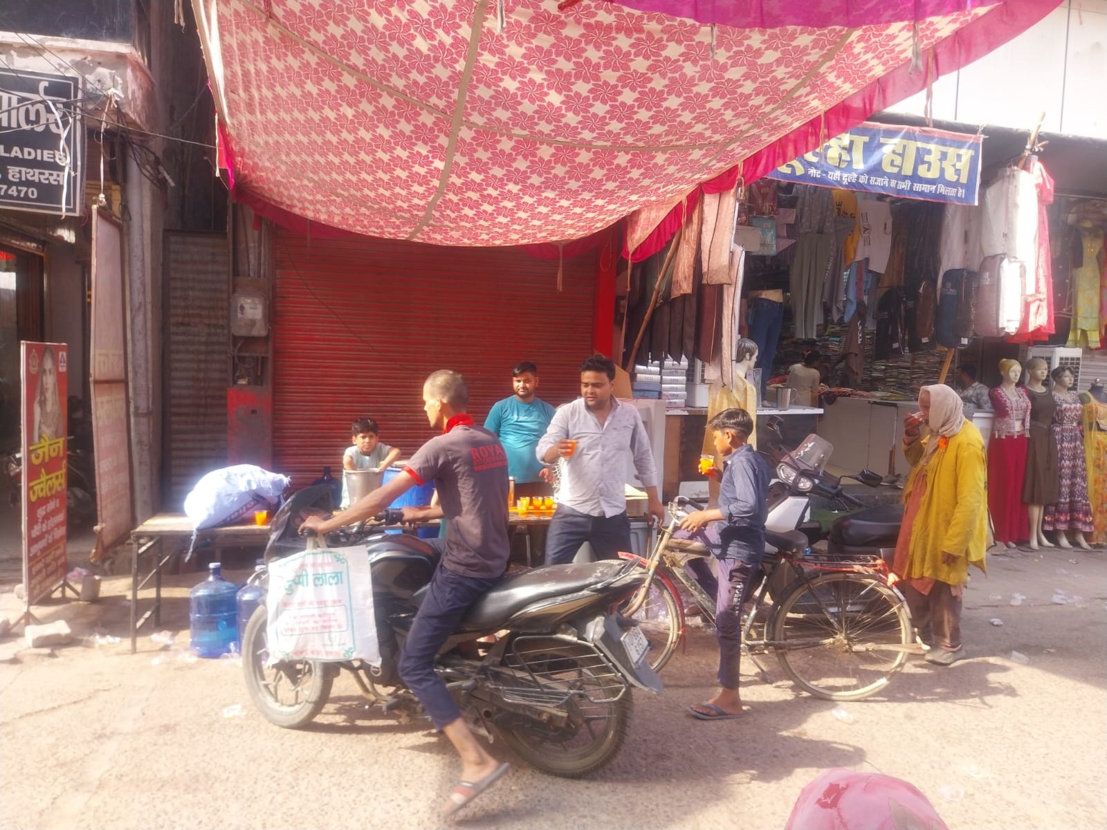 निर्जला एकादशी पर जगह-जगह हुआ ठंडे शरबत का वितरण