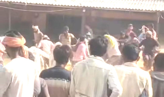 हाथरस मंडी समिति में मजदूर-आढ़तियों के विवाद ने लिया हिंसक रूप, हवाई फायरिंग से मची अफरा-तफरी