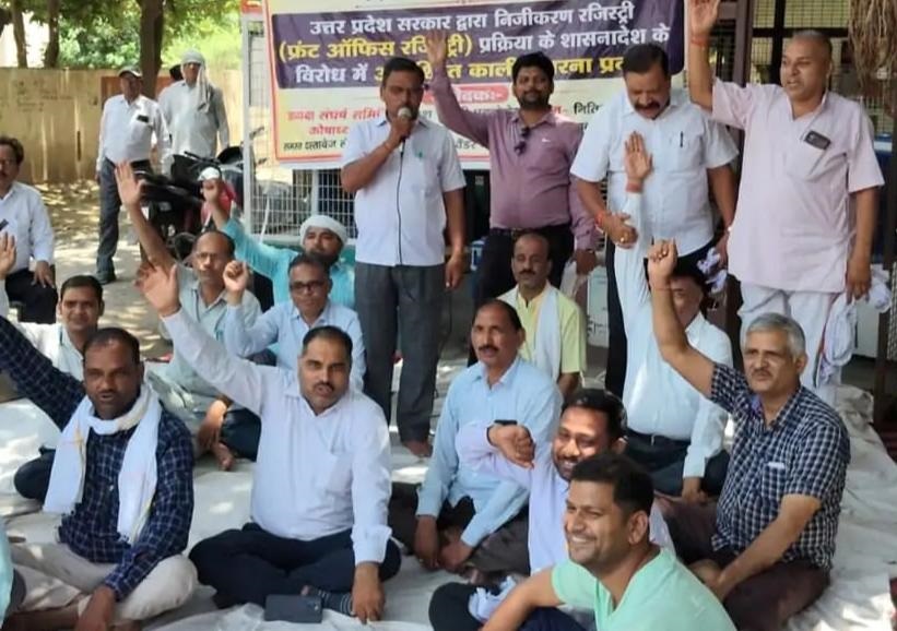 वकीलों, दस्तावेज लेखकों, स्टांप वेंडरों और टाइपिस्टों की अनिश्चितकालीन हड़ताल जारी ,’फ्रंट ऑफिस’ प्रणाली लागू करने का विरोध