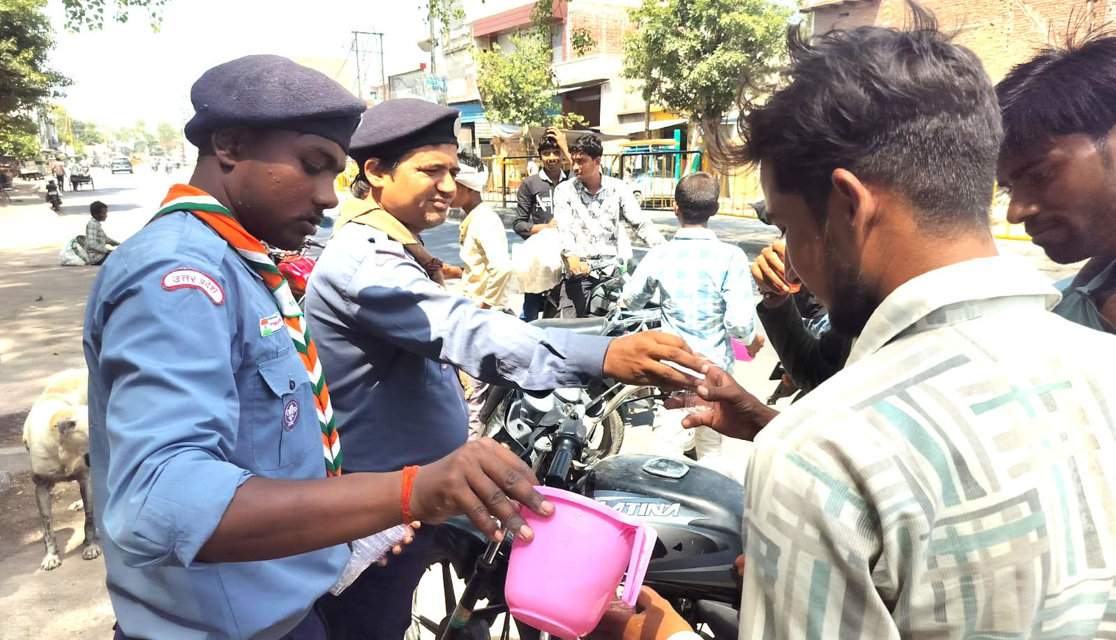 स्काउट-गाइडों ने लगाया नि:शुल्क शरबत प्याऊ, राहगीरों को पिलाया शीतल जल