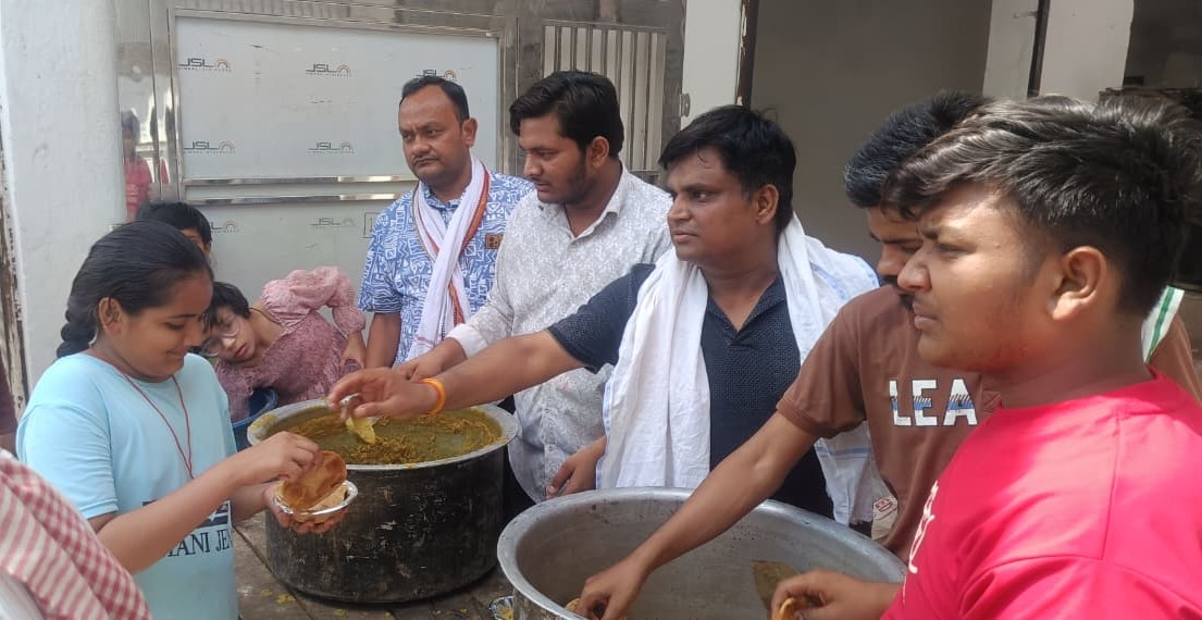 भक्ति में सराबोर रहा सादाबाद, विशाल भंडारे में उमड़े श्रद्धालु