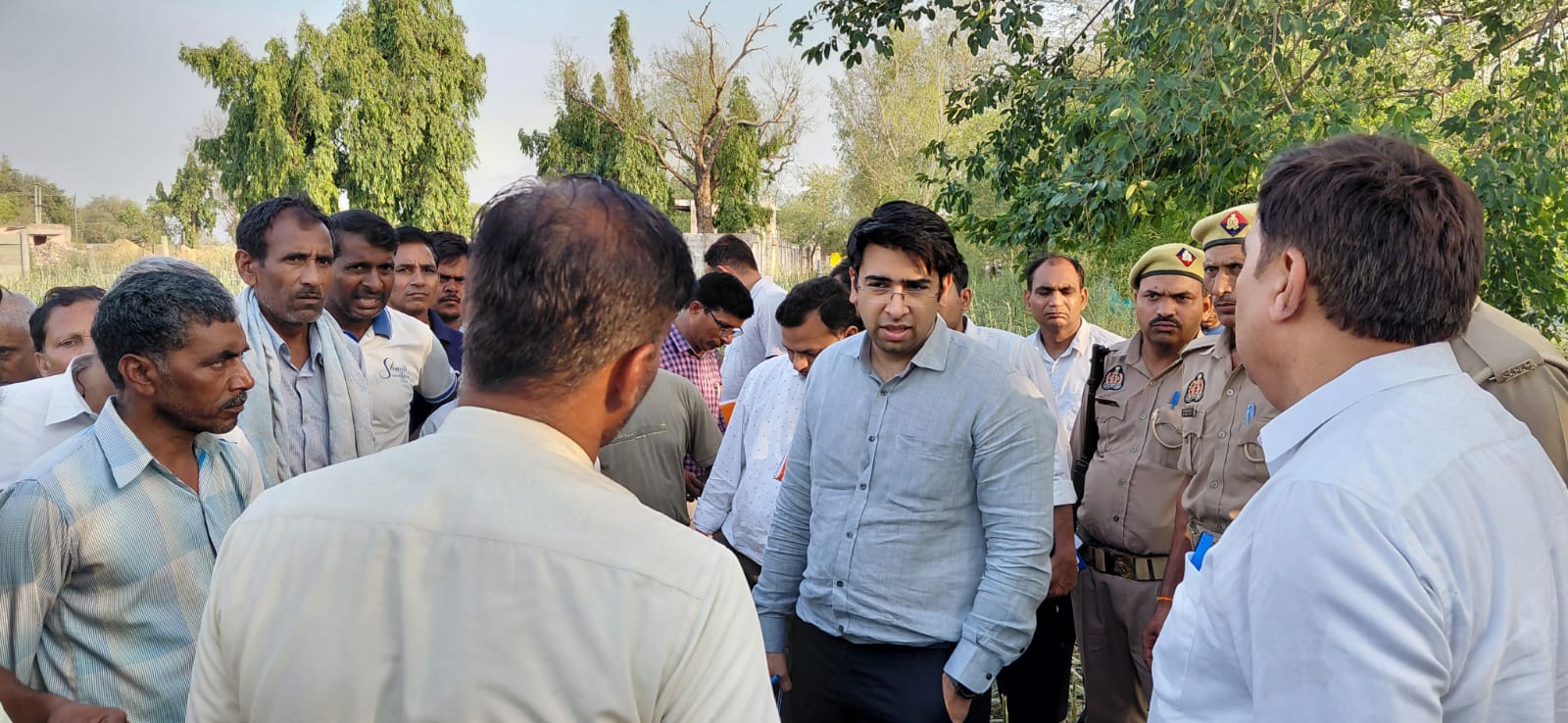 ओलावृष्टि से प्रभावित फसलों का डीएम ने किया निरीक्षण,नगला अनीगढ़ी और संटीकरा पहुंचकर किसानों से जाना नुकसान का हाल