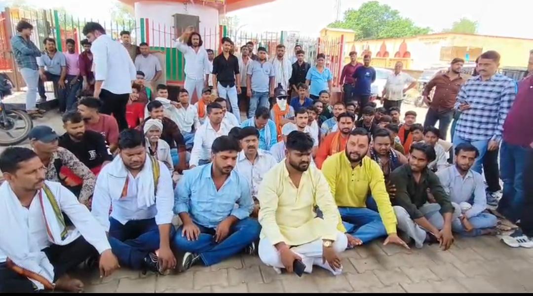 जिला अस्पताल की बदहाल स्वास्थ्य सेवाओं के खिलाफ अनिश्चितकालीन धरना शुरू