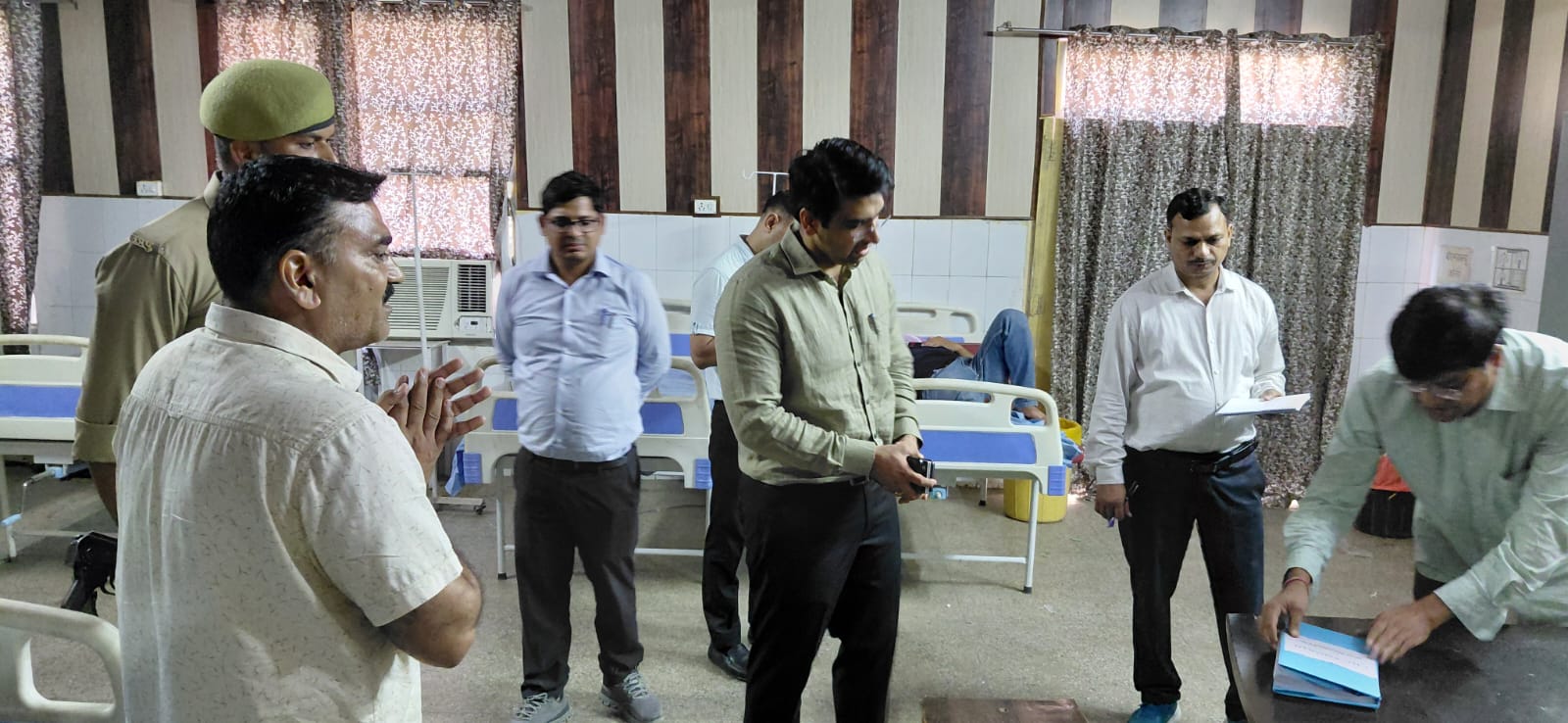 सामुदायिक स्वास्थ्य केंद्र सादाबाद का डीएम अतुल वत्स ने किया औचक निरीक्षण, स्वास्थ्य सेवाओं की परखी गुणवत्ता