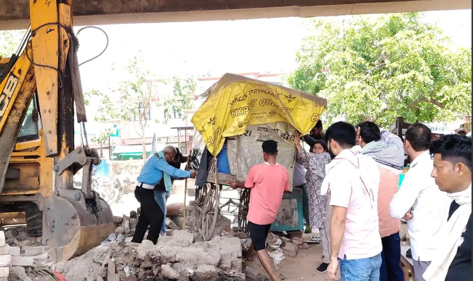 तालाब ओवरब्रिज के नीचे चला अतिक्रमण हटाओ अभियान, अवैध निर्माण ध्वस्त