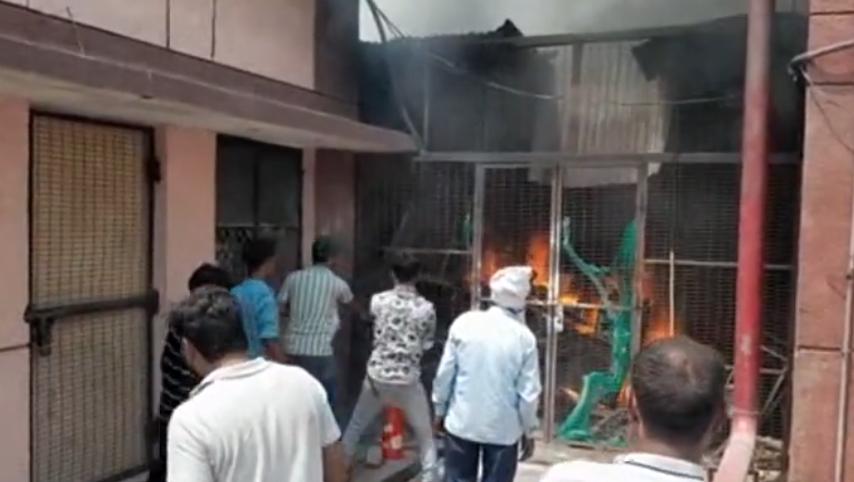 जिला अस्पताल में कबाड़ में लगी आग, मची अफरातफरी; फायर सेफ्टी व्यवस्था पर उठे सवाल
