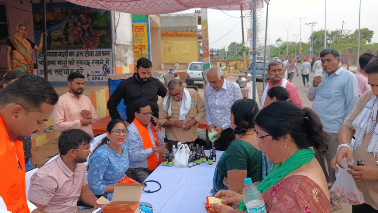 विहिप-बजरंग दल हाथरस ने गोवर्धन में लगाया विशाल निःशुल्क चिकित्सा शिविर, ​हजारों श्रद्धालुओं ने उठाया मुफ्त स्वास्थ्य लाभ, वितरित की गईं दवाइयां