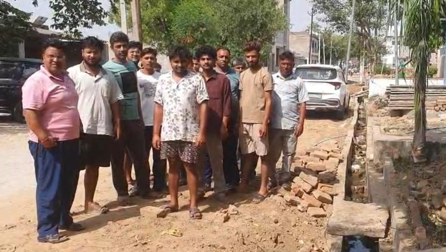 ग्राम पंचायत कपूरा में नाली निर्माण में घटिया सामग्री इस्तेमाल किए जाने का ग्रामीणों का आरोप