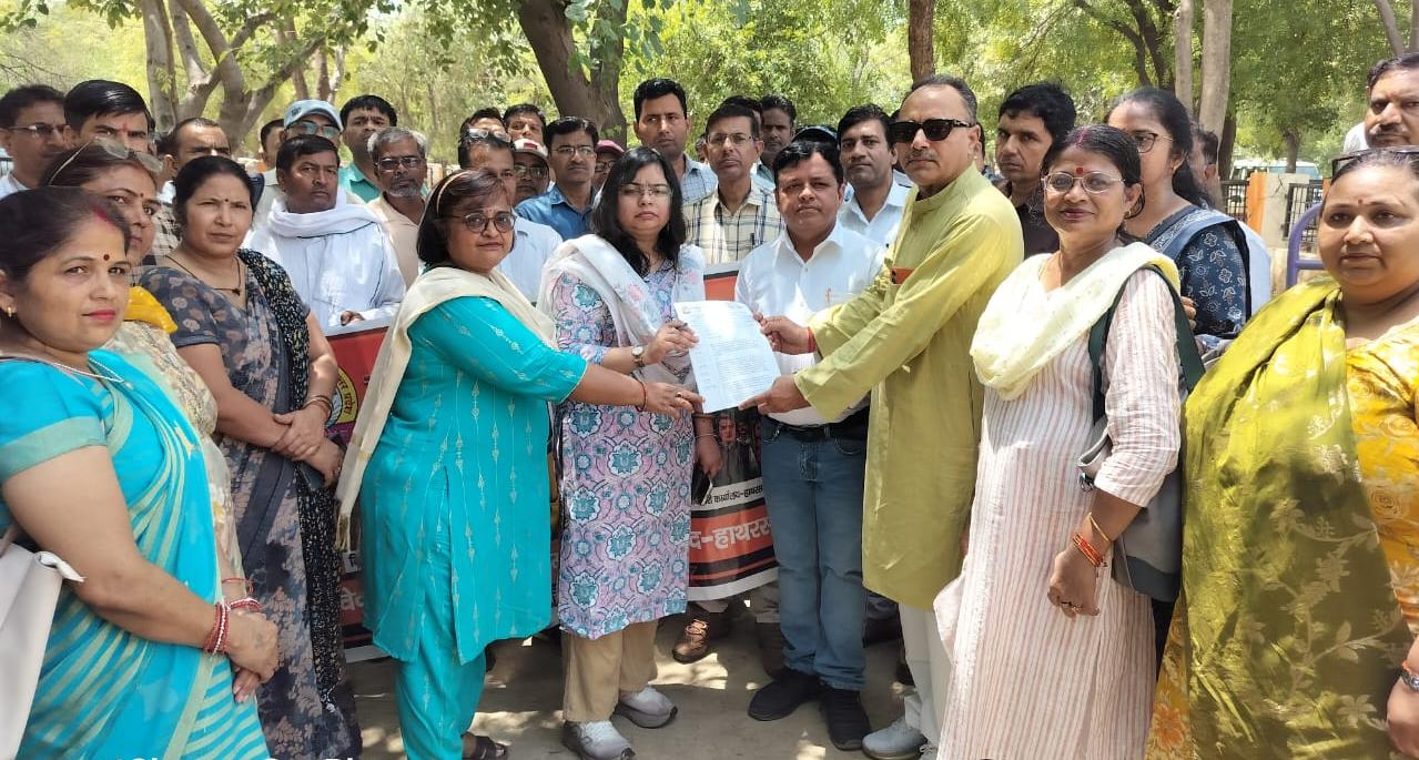 सेवारत शिक्षकों पर टी ई टी की अनिवार्यता समाप्त कराने हेतु राष्ट्रीय शैक्षिक महासंघ ने दिया ज्ञापन