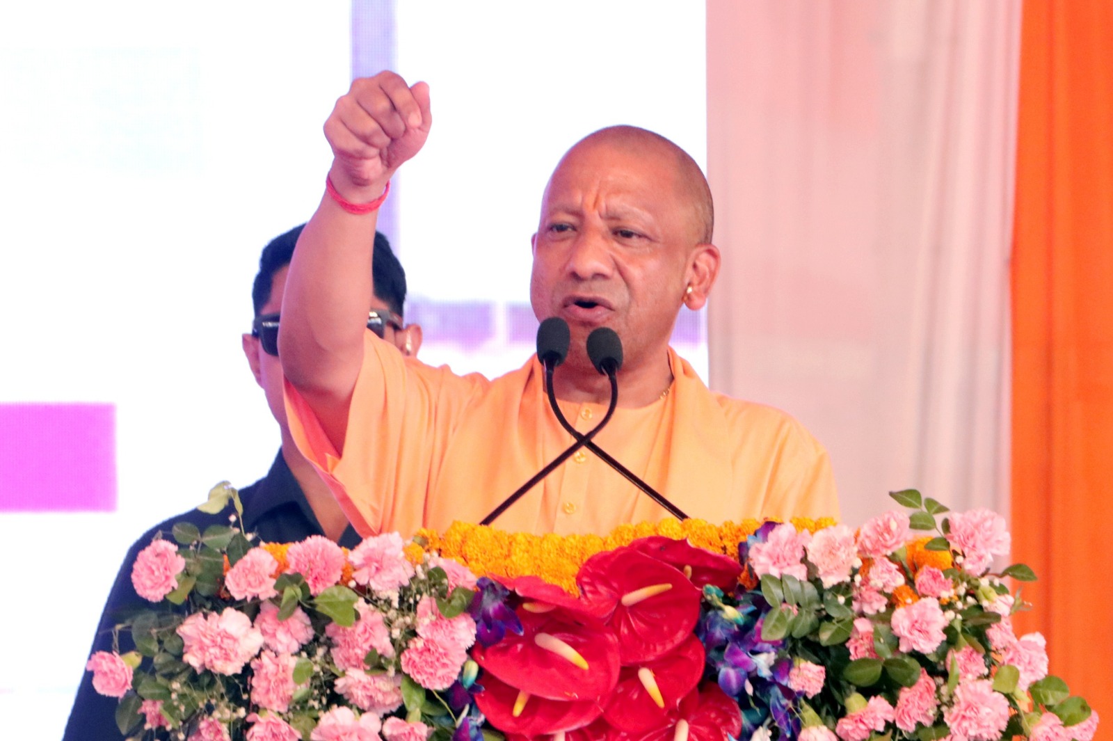विपक्ष पर बरसे सीएम योगी , डबल इंजन सरकार बिना भेदभाव कर रही विकास ,जनपद को 548 करोड़ की विकास सौगात, मेडिकल कॉलेज व सिकंदराराऊ में बस स्टैंड के लिये जल्द आवंटित होगी धनराशि