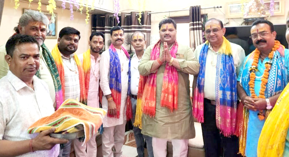 “धर्म भवन” पर धर्मगुरु धर्माचार्य पं० सुरेश चन्द्र मिश्र के दिव्य व भव्य छवि चित्र की शिष्य- शिष्याओं ने पूजा अर्चना कर लिया आर्शीवाद
