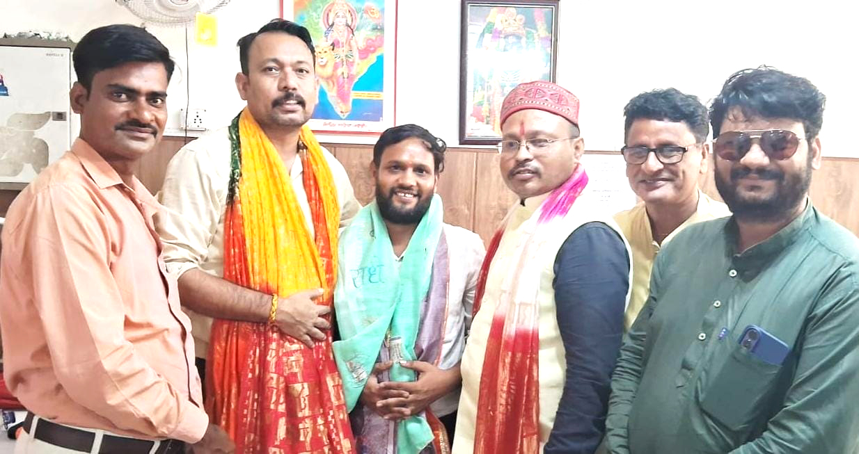 लखनऊ में राम पार्टी के राष्ट्रीय अध्यक्ष से मिले हाथरस के पदाधिकारी , संगठन विस्तार और यूजीसी नियमों पर हुई चर्चा,बूथ स्तर तक मजबूत करेंगे पार्टी