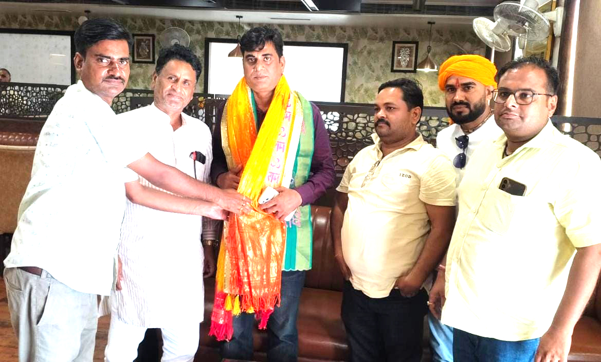 2027 विधानसभा चुनाव की तैयारियों में जुटा राष्ट्रीय अधिकार मोर्चा, संगठन विस्तार को लेकर सासनी में हुई बैठक