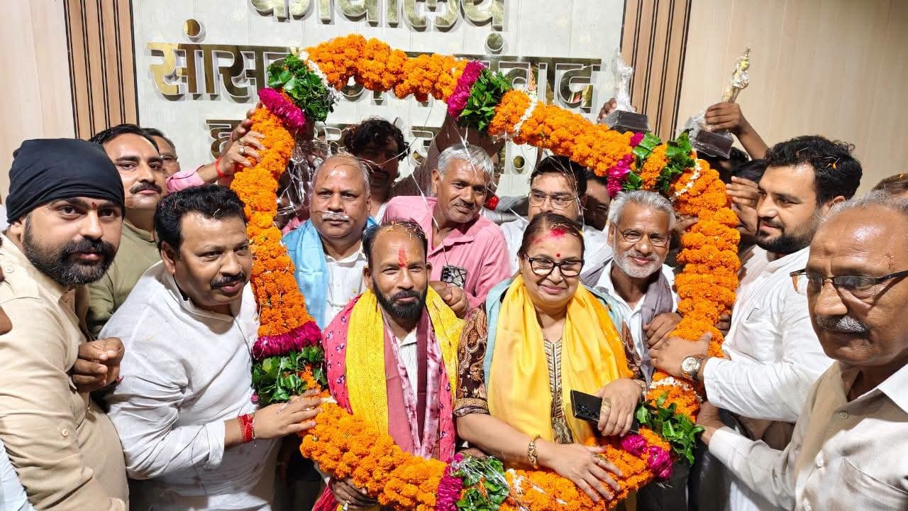 भाजपा के ब्रज क्षेत्र अध्यक्ष पूरनलाल लोधी एवँ प्रदेश उपाध्यक्ष ब्रजबहादुर भारद्वाज के हाथरस आगमन पर जगह जगह हुआ जोरदार स्वागत, कार्यकर्ताओं एवँ समर्थकों ने की पुष्पवर्षा