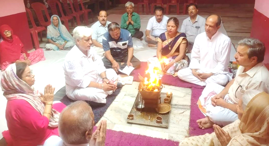 सीनियर सिटीजन, वृद्धजन एवं विधवा-विदुरों का सामूहिक समागम वैदिक हवन, प्रवचन एवं भजनों के साथ संपन्न