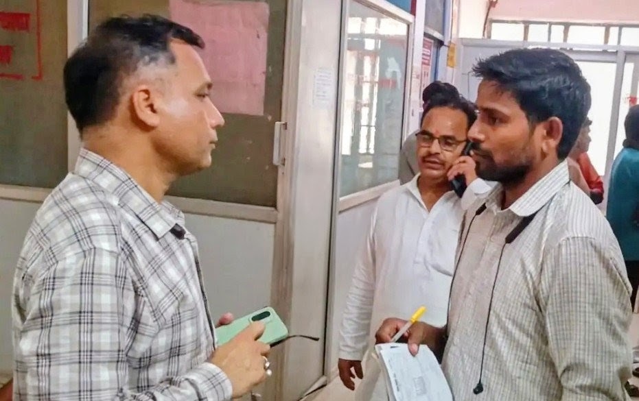 मुख्य चिकित्सा अधिकारी ने सासनी स्थित प्राथमिक स्वास्थ्य केंद्र कोमरी, बसई काजी और टिकारी का किया औचक निरीक्षण