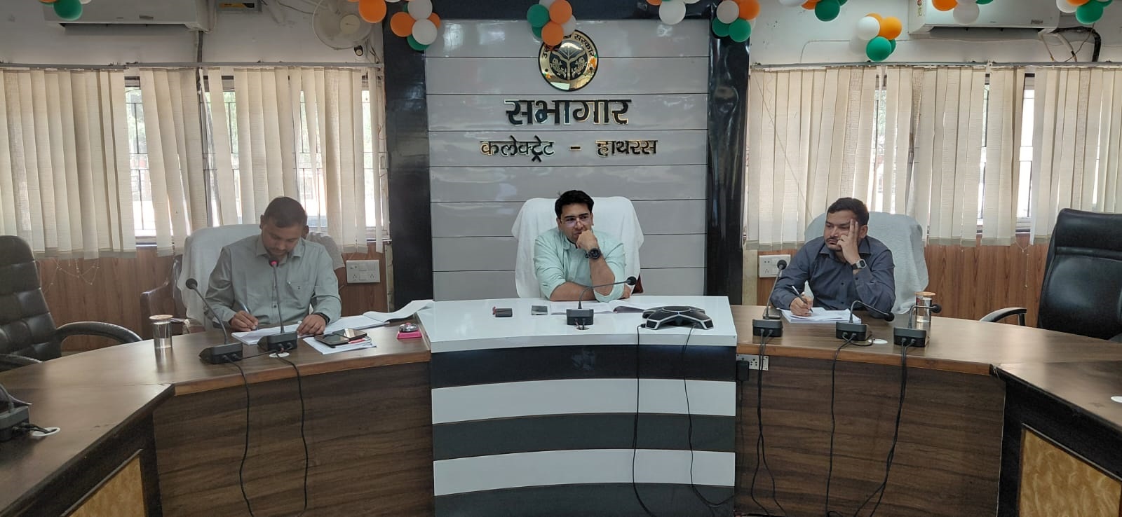स्वच्छ भारत मिशन (नगरीय) के अंतर्गत कराए जा रहे निर्माण एवं विकास कार्यों की प्रगति की जिलाधिकारी ने की समीक्षा