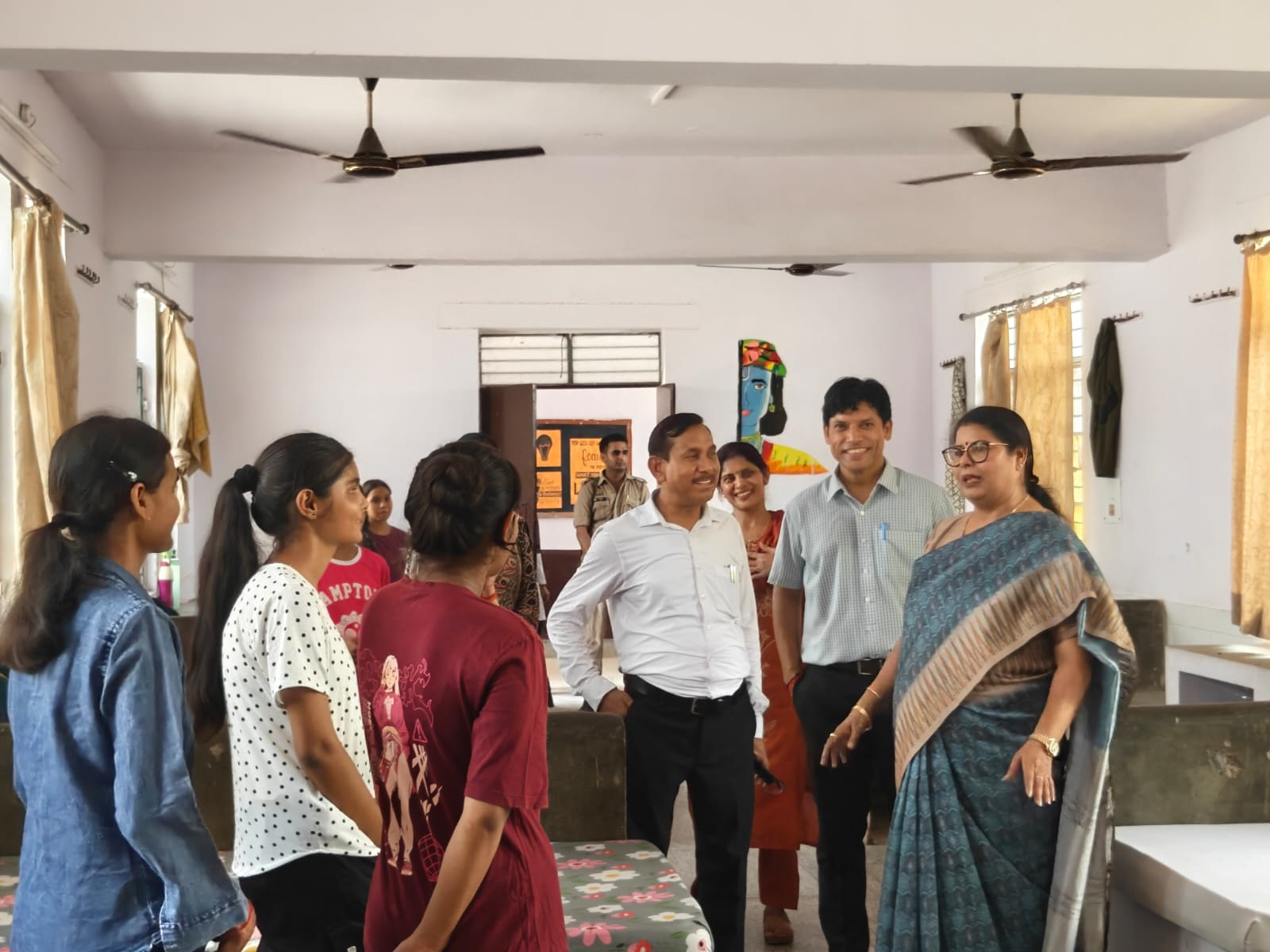राज्य महिला आयोग की सदस्य श्रीमती रेनू गौड़ ने किया जवाहर नवोदय विद्यालय का निरीक्षण