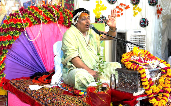 शिव-पार्वती विवाह की दिव्य झाँकी ने श्रद्धालुओं को किया भावविभोर, कथा पंडाल हर-हर महादेव के जयघोष से गुंजायमान