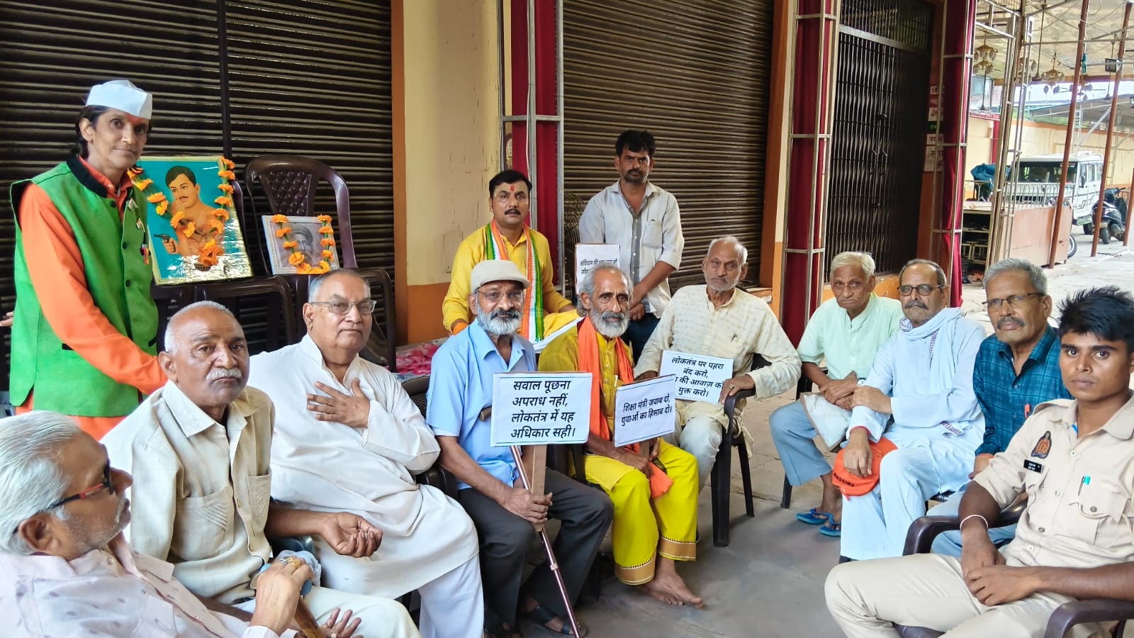 चन्द्रगुप्त विक्रमादित्य का धरना लगातार जारी: हाउस अरेस्ट हटाने की मांग, तिलक-आजाद जयंती पर नमन, साहित्यकारों के ओजस्वी काव्य पाठ से गूंजा धरना स्थल, व्यापार फेडरेशन ने दिया समर्थन