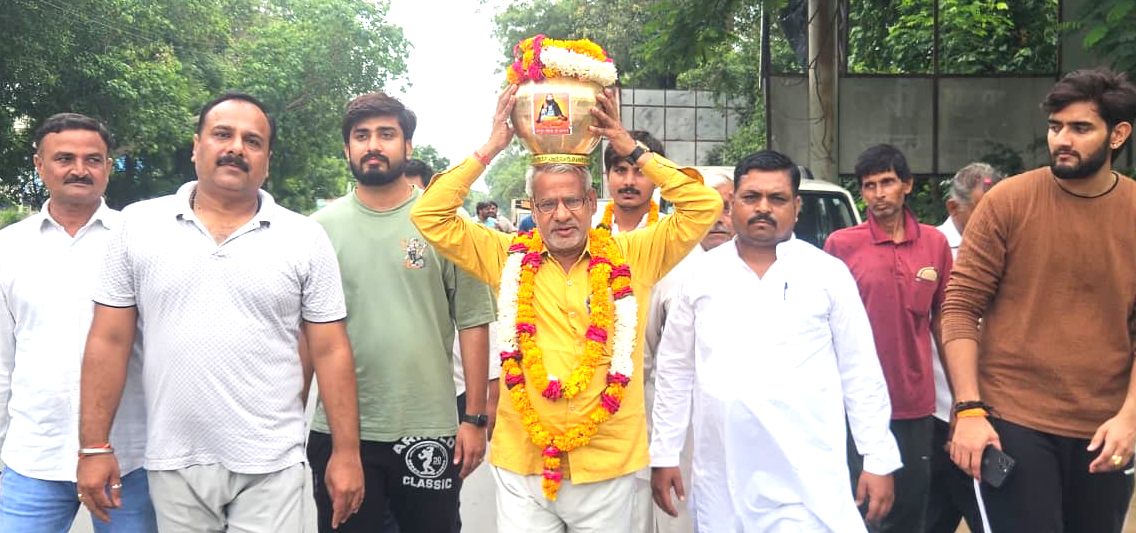बनारस से संत रविदास जी की जन्मस्थली की मिट्टी से युक्त कलश लेकर हाथरस पहुंची कलश यात्रा ,भाजपा पदाधिकारियों एवं कार्यकर्ताओं ने फूल-मालाओं से किया भव्य स्वागत