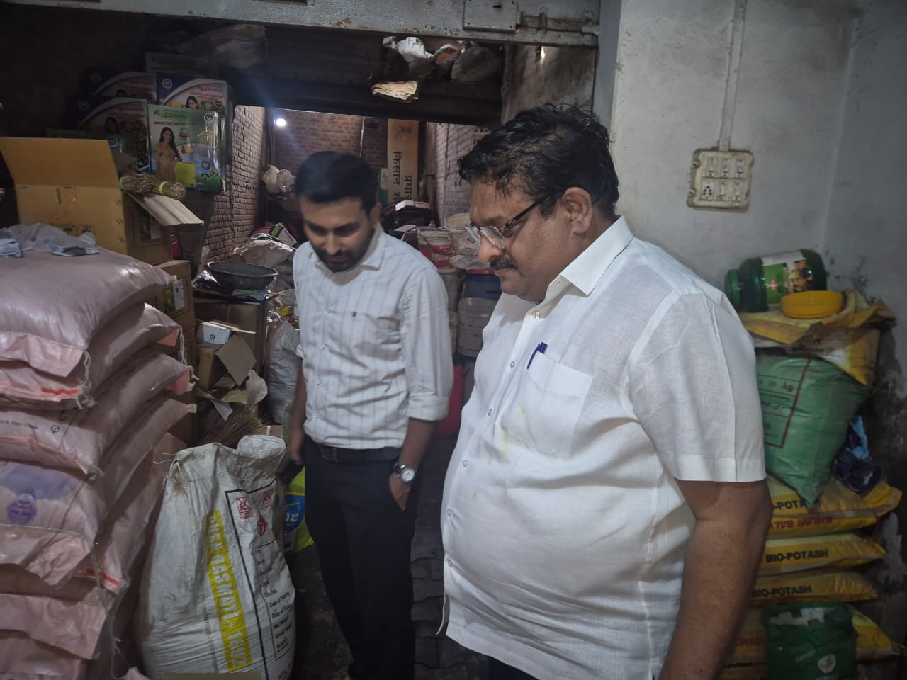 उर्वरक दुकानों पर छापेमारी, कई विक्रेताओं को नोटिस; यूरिया-डीएपी का पर्याप्त स्टॉक उपलब्ध