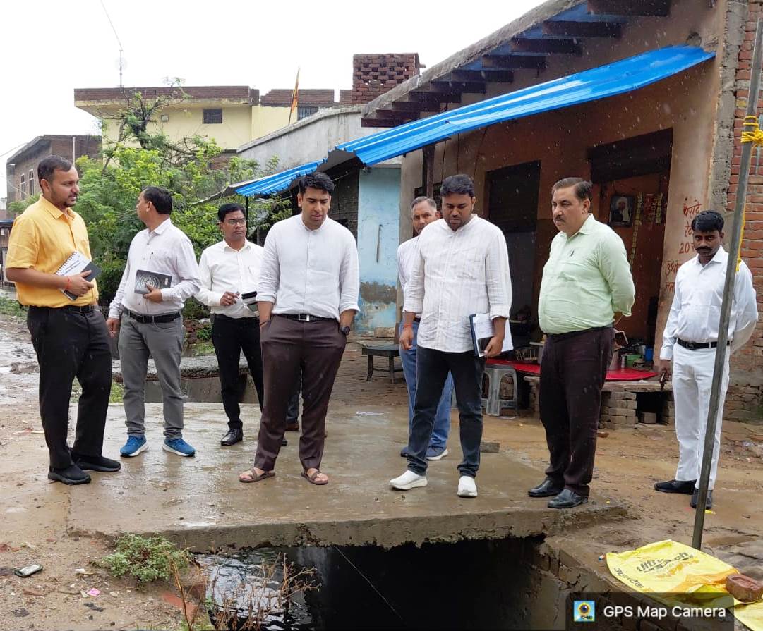 जलभराव की समस्या के स्थायी समाधान हेतु जिलाधिकारी ने शहर के प्रमुख जल निकासी स्थलों का किया निरीक्षण
