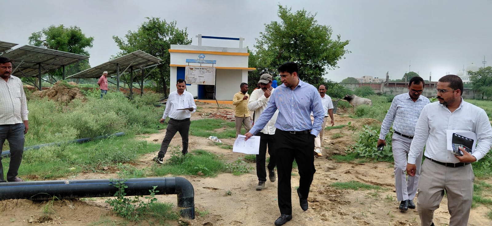 ग्रामीणों की शिकायत पर डीएम का निरीक्षण, जलापूर्ति में लापरवाही पर होगी कार्रवाई