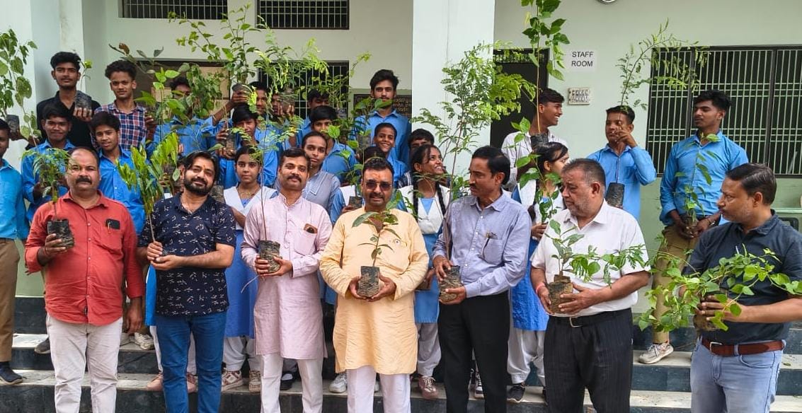 वृक्ष लगाने के साथ उनका संरक्षण करना हमारी सामूहिक जिम्मेदारी :आशीष सेंगर , श्री रामबाग इंटर कॉलेज में हुआ वृक्षारोपण