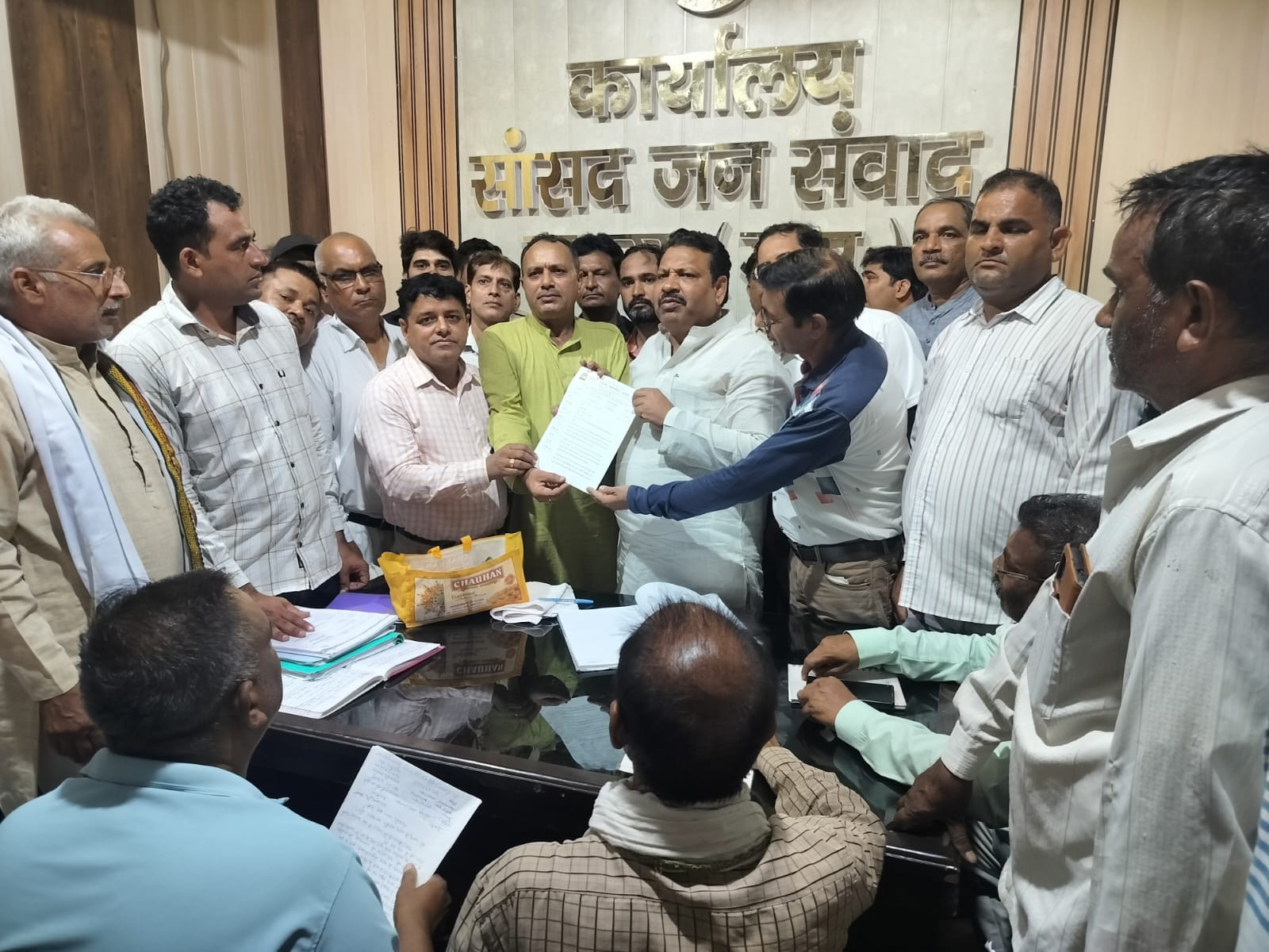 सेवारत शिक्षकों को टीईटी से मुक्ति हेतु आरटीई एक्ट में संशोधन की माँग ,राष्ट्रीय शैक्षिक महासंघ ने सांसद को सौंपा ज्ञापन