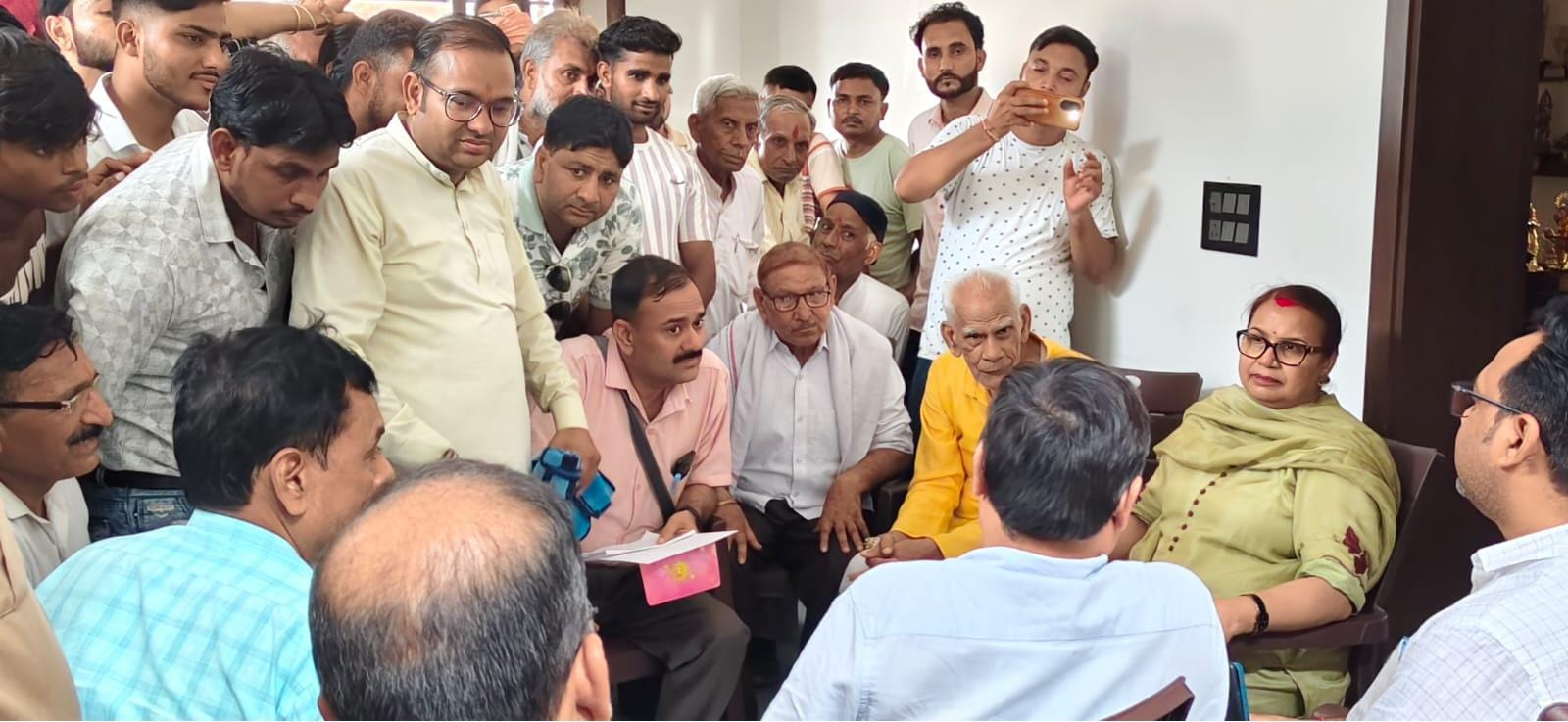 गांव जोगिया के ग्रामीणों ने विद्युत समस्या को लेकर सदर विधायक अंजुला सिंह माहौर से की मुलाकात, तीन दिन में समाधान का मिला आश्वासन