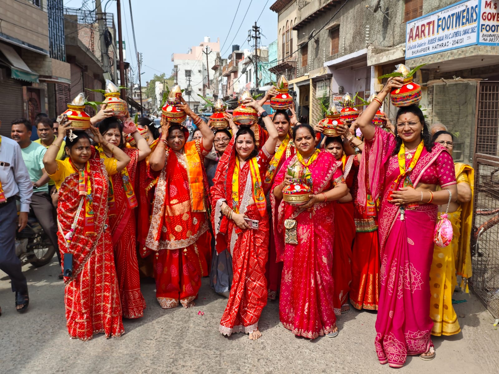 दिव्य मंगल कलश यात्रा के साथ श्रीमद्भागवत कथा का हुआ भव्य शुभारम्भ