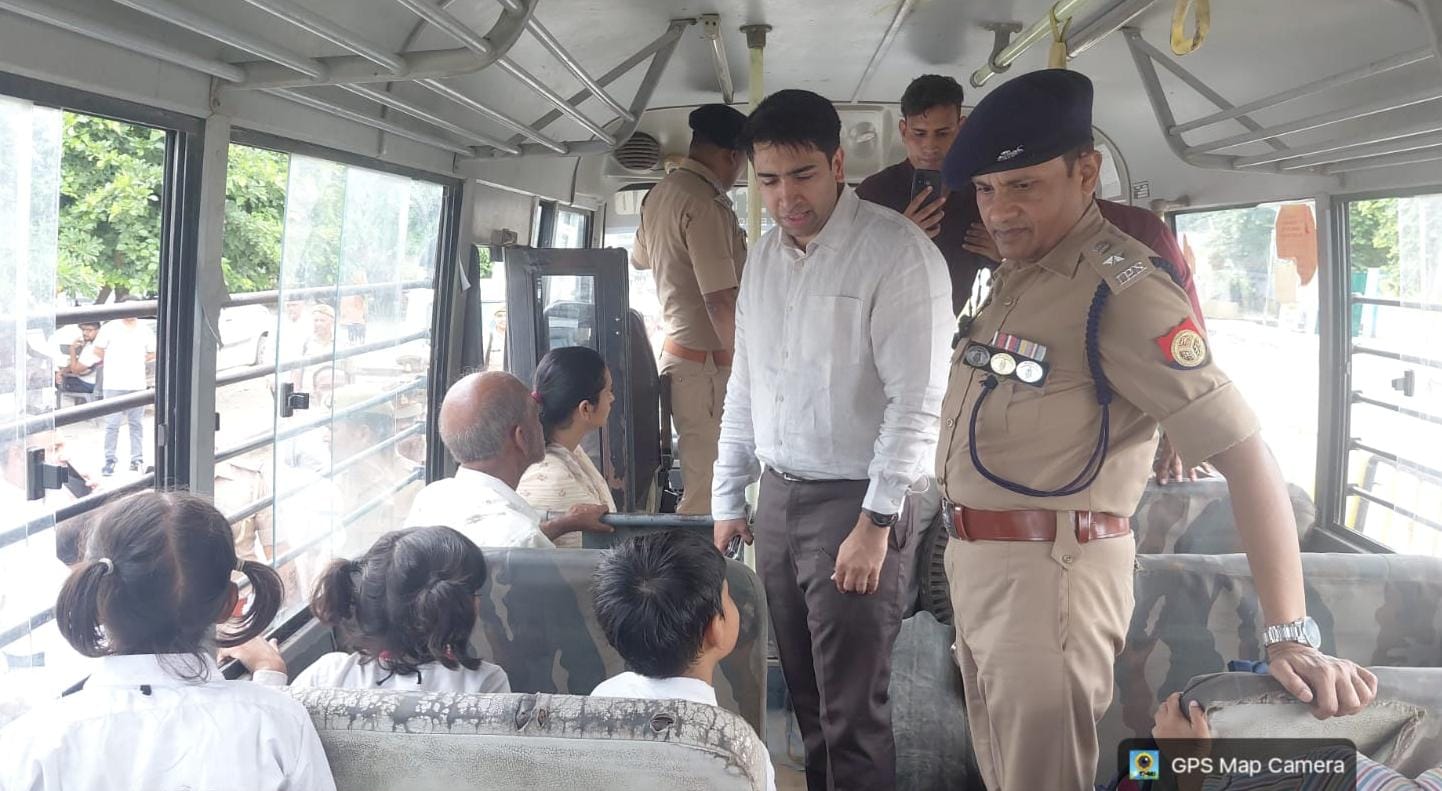 जिलाधिकारी एवं पुलिस अधीक्षक ने स्कूली वाहन का किया निरीक्षण, बच्चों को सड़क सुरक्षा के नियमों का कराया बोध