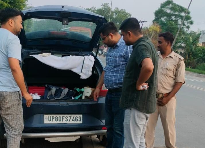 हाथरस में आबकारी विभाग का विशेष प्रवर्तन अभियान, मदिरा दुकानों का निरीक्षण व वाहनों की सघन जांच