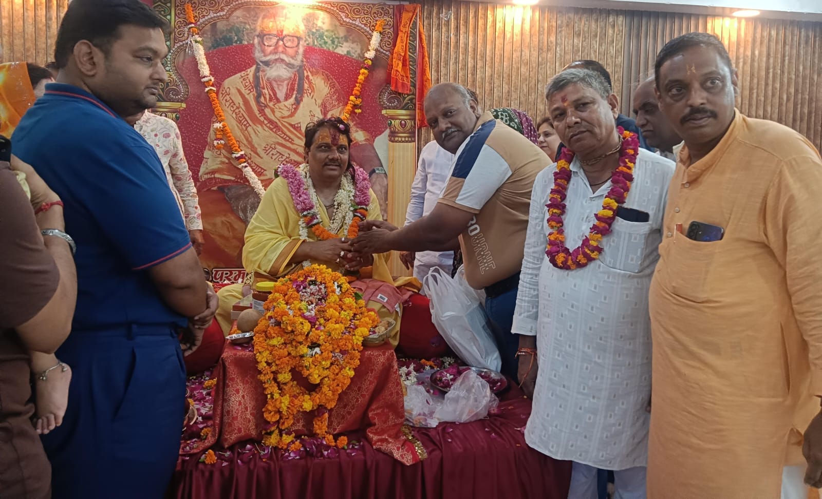 शिष्यों ने आचार्य बल्लभ जी महाराज से लिया आशीर्वाद, जिले में भक्तिभाव से मनाया जा रहा गुरु पूर्णिमा  उत्सव