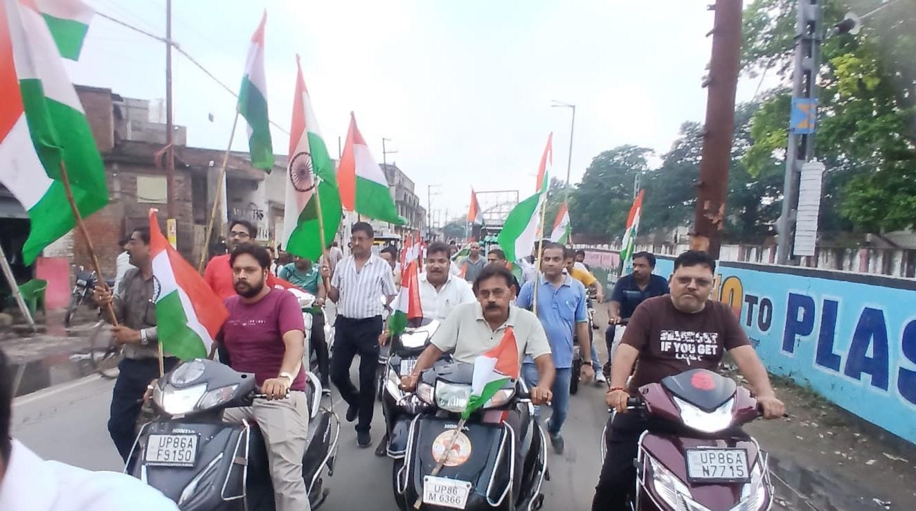 देशभक्ति के नारों से गूंजा हाथरस, एडीएचआर ने निकाली 12वीं विशाल तिरंगा संदेश बाइक रैली