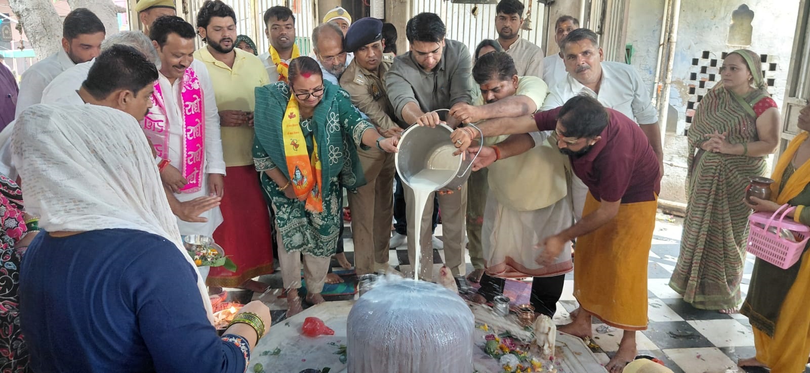 श्रावण के तीसरे सोमवार पर चौबे वाले महादेव मंदिर में हुआ जलाभिषेक, जनप्रतिनिधियों व अधिकारियों ने की पूजा अर्चना