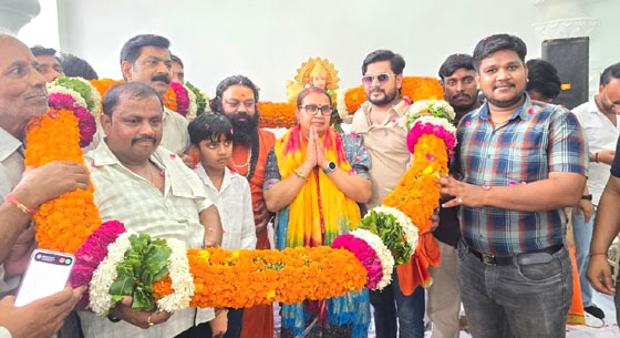 माँ कात्यायनी मंदिर परिसर में लगी हाईमास्क लाइट का सदर विधायक ने किया उद्घाटन, देवेंद्र सिंह तोमर के नेतृत्व में हुआ भव्य स्वागत