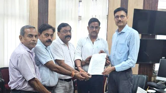 स्कूलों के सामने कीचड़ और दलदल पर एडीएचआर ने उठाई आवाज, प्रभारी बीएसए को सौंपा ज्ञापन