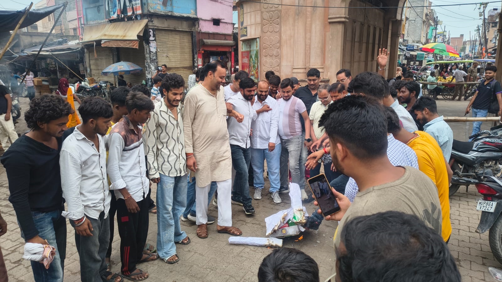 भगवान श्रीराम के चित्र एवं भगवा वस्त्रों के कथित अपमान के विरोध में विहिप-बजरंग दल ने प्रदर्शन कर किया पुतला दहन