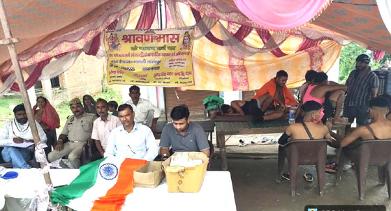 स्वयं सहायता समूहों द्वारा तैयार तिरंगा झंडों की बिक्री हेतु कांवड़ शिविरों पर व्यवस्था