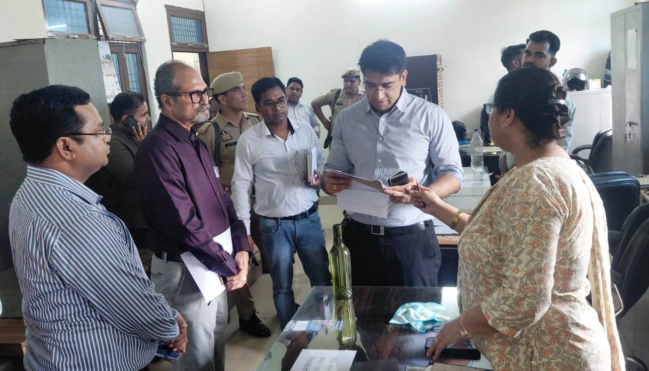 कार्यालय अधिशासी अभियन्ता, सिंचाई खण्ड हाथरस का जिलाधिकारी ने किया निरीक्षण