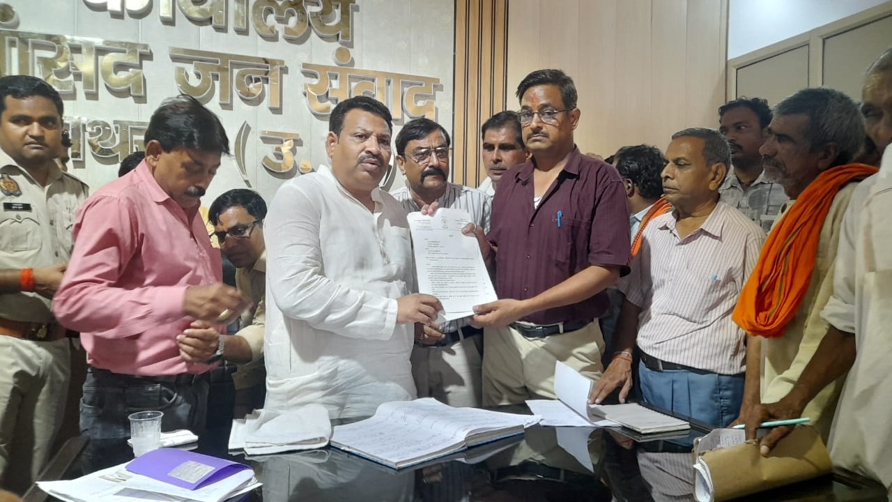 वाराणसी – नई दिल्ली वंदे भारत एक्सप्रेस का अलीगढ़ जंक्शन पर ठहराव की मांग, एडीएचआर के प्रतिनिधि मंडल ने सांसद अनूप वाल्मीकि को दिया ज्ञापन